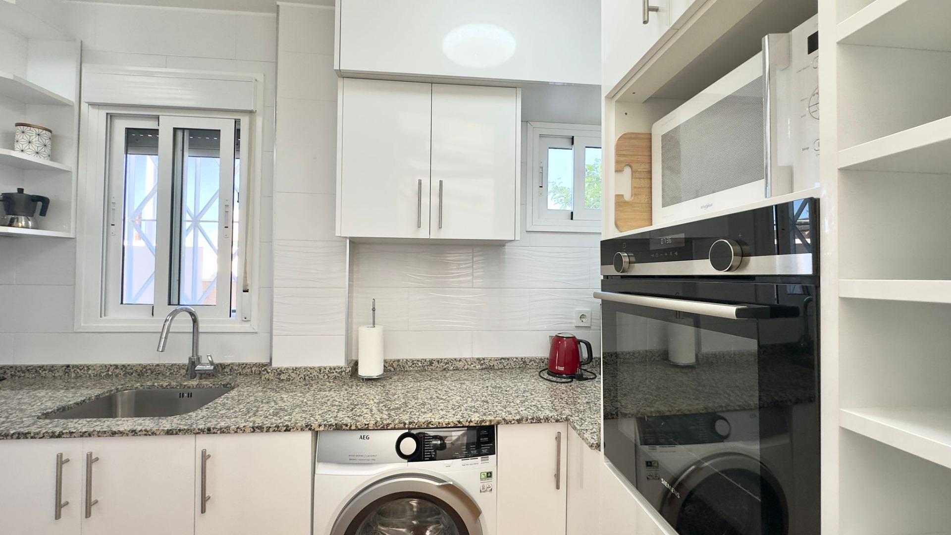 For sale - 2 Bedroom 1 Bathroom Bungalow in Torrevieja - Centro  - Alicante