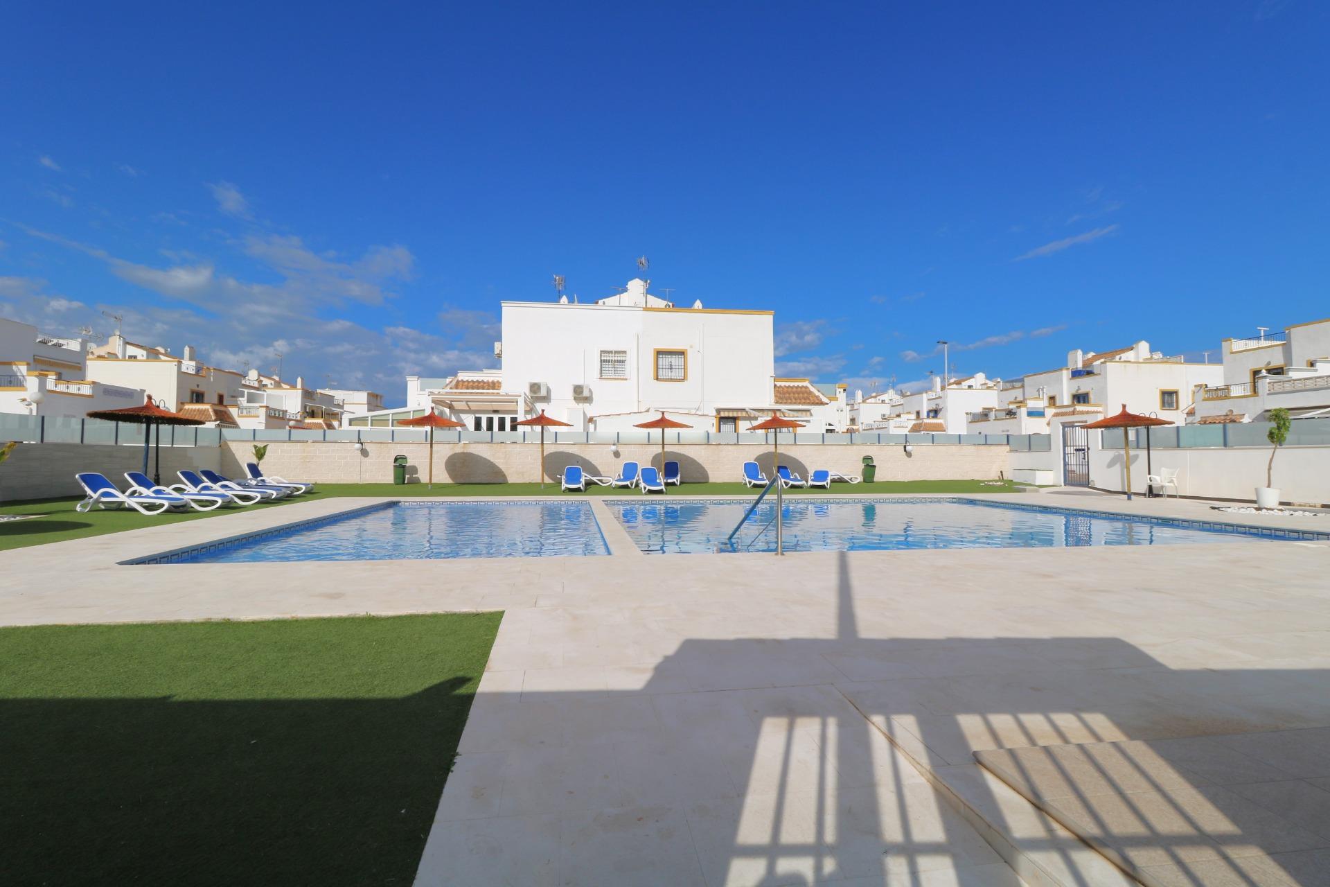 For sale - 3 Bedroom 2 Bathroom Quad House in Torrevieja - Carrefour  - Alicante