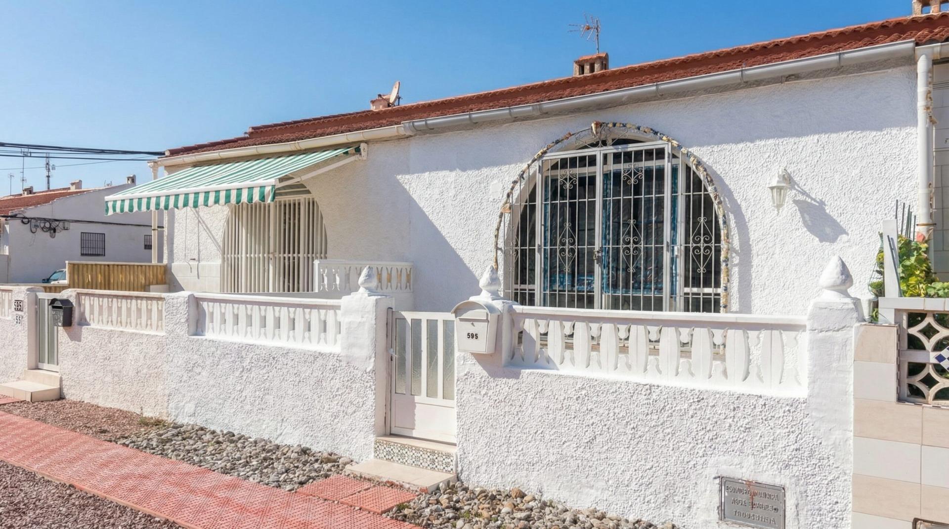 For sale - 2 Bedroom 1 Bathroom Bungalow in Torrevieja - La Siesta - El Salado - Torreta  - Alicante