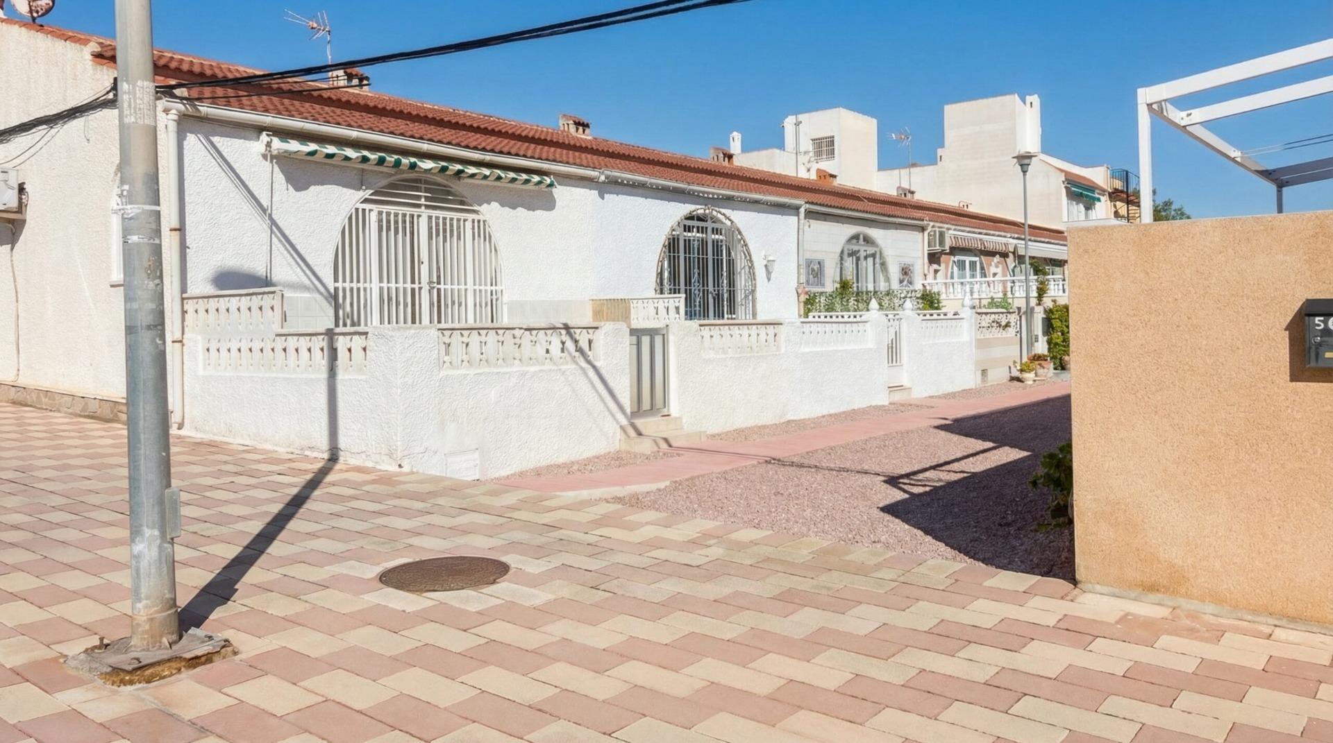 For sale - 2 Bedroom 1 Bathroom Bungalow in Torrevieja - La Siesta - El Salado - Torreta  - Alicante