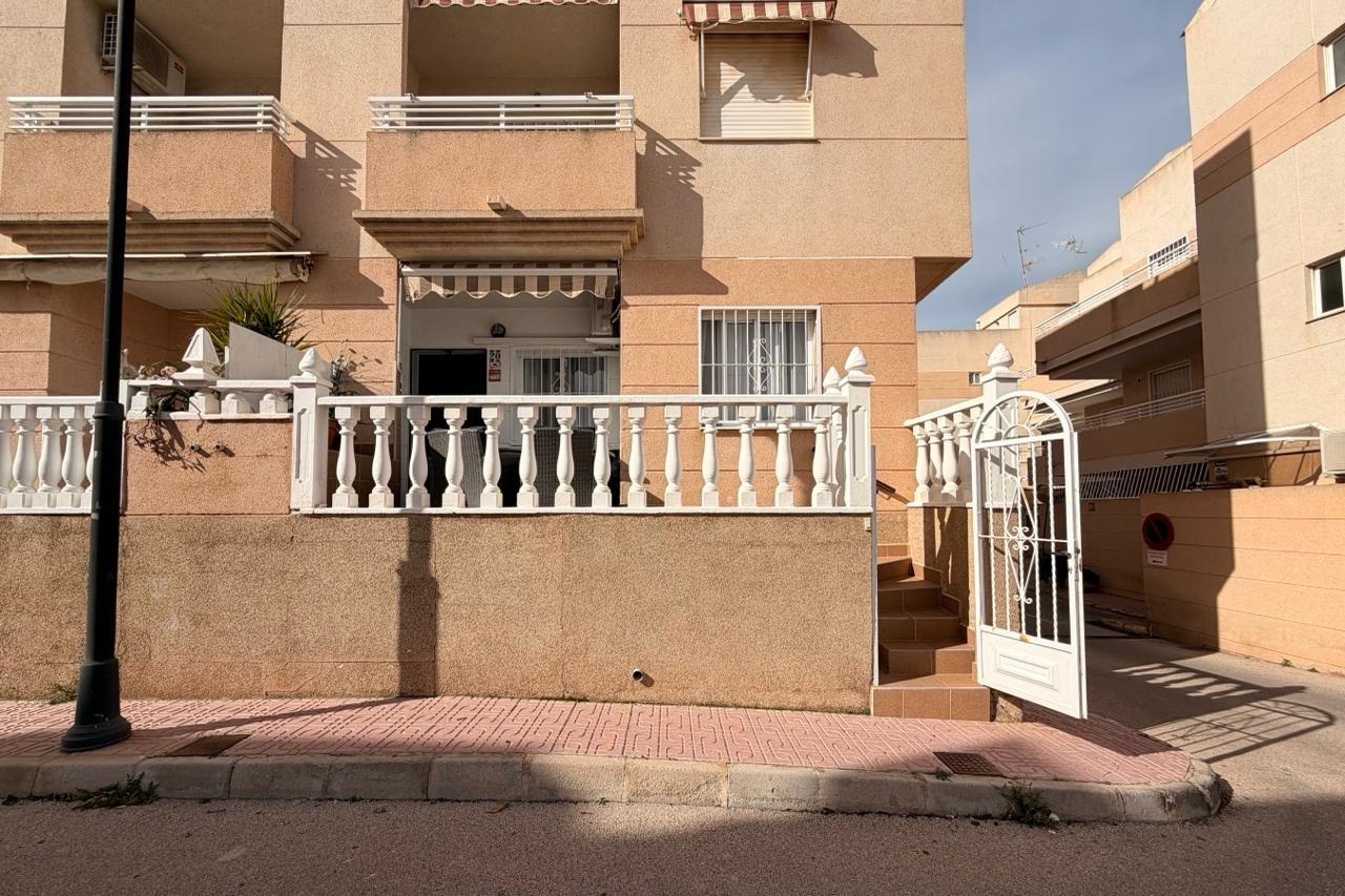 For sale - 2 Bedroom 1 Bathroom Apartment in Torrevieja - Nueva Torrevieja  - Alicante