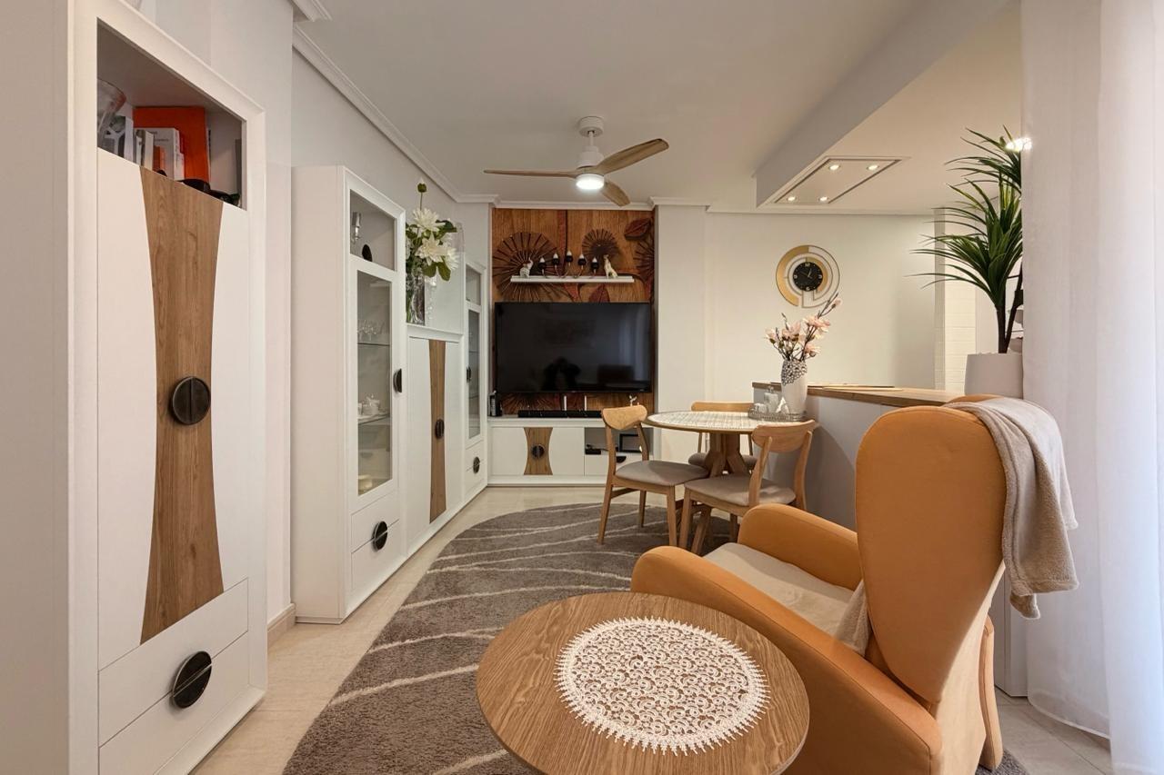 For sale - 3 Bedroom 2 Bathroom Apartment in Torrevieja - Centro  - Alicante