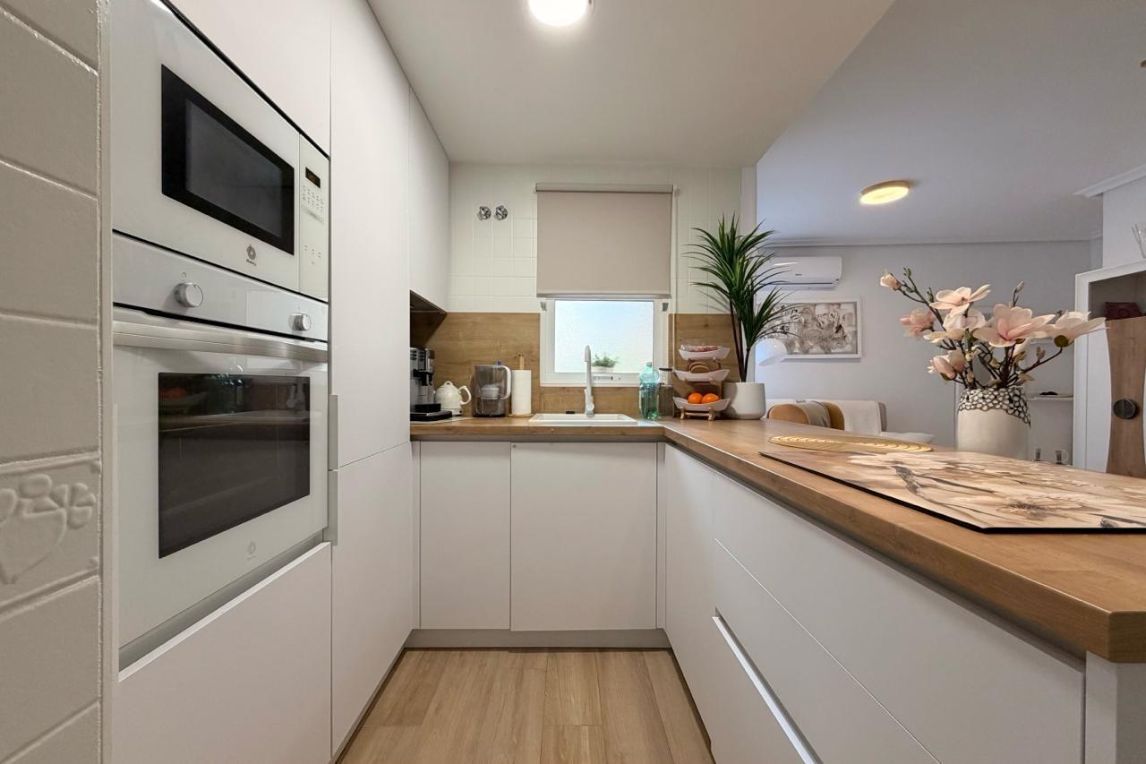 For sale - 3 Bedroom 2 Bathroom Apartment in Torrevieja - Centro  - Alicante