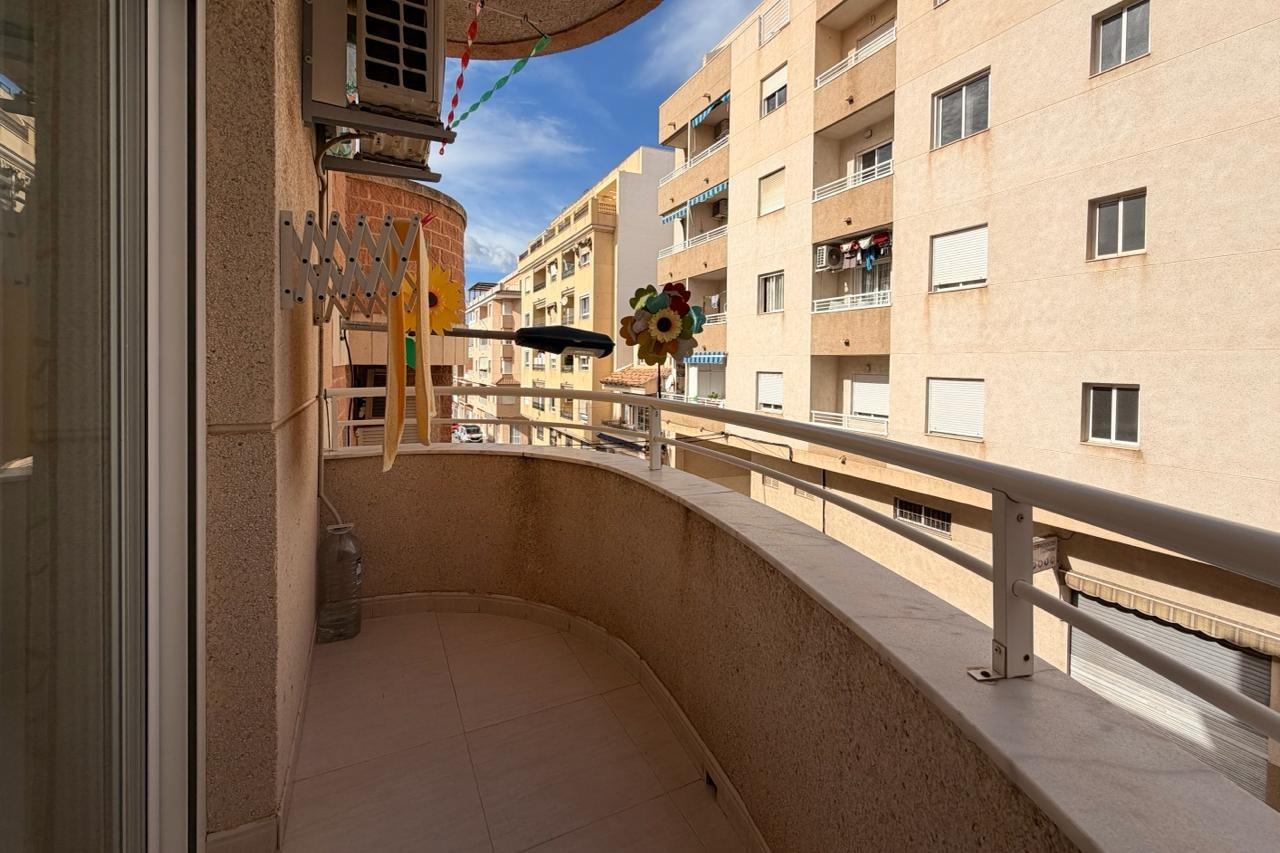 For sale - 3 Bedroom 2 Bathroom Apartment in Torrevieja - Centro  - Alicante