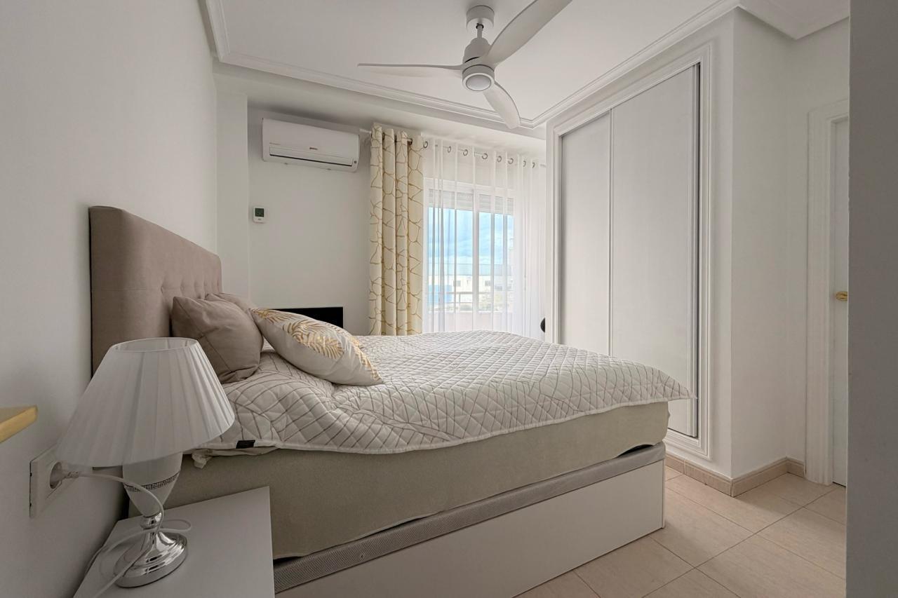 For sale - 3 Bedroom 2 Bathroom Apartment in Torrevieja - Centro  - Alicante