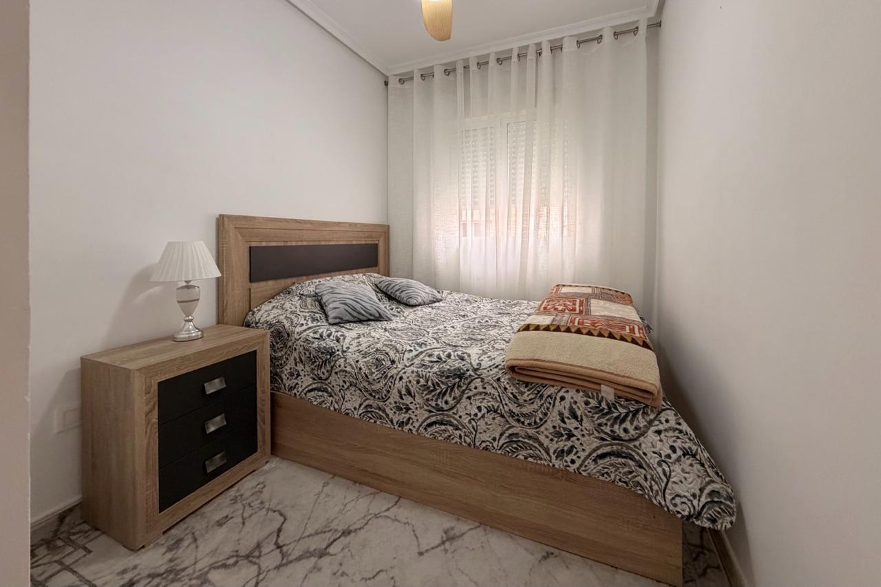 For sale - 3 Bedroom 2 Bathroom Apartment in Torrevieja - Centro  - Alicante