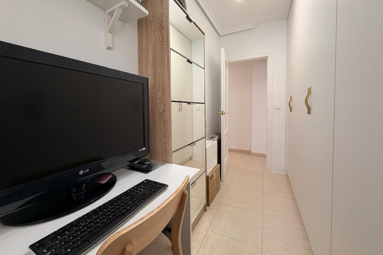 For sale - 3 Bedroom 2 Bathroom Apartment in Torrevieja - Centro  - Alicante