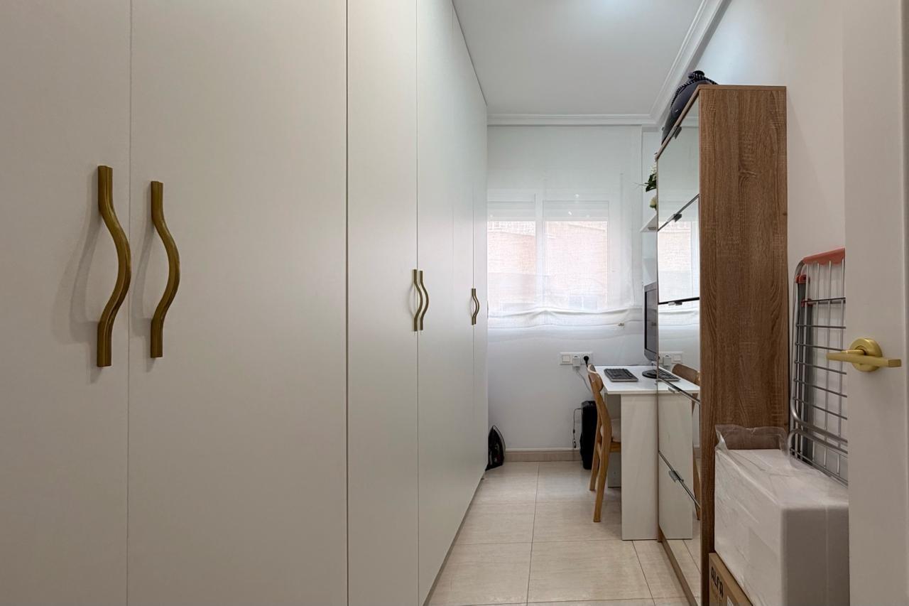 For sale - 3 Bedroom 2 Bathroom Apartment in Torrevieja - Centro  - Alicante