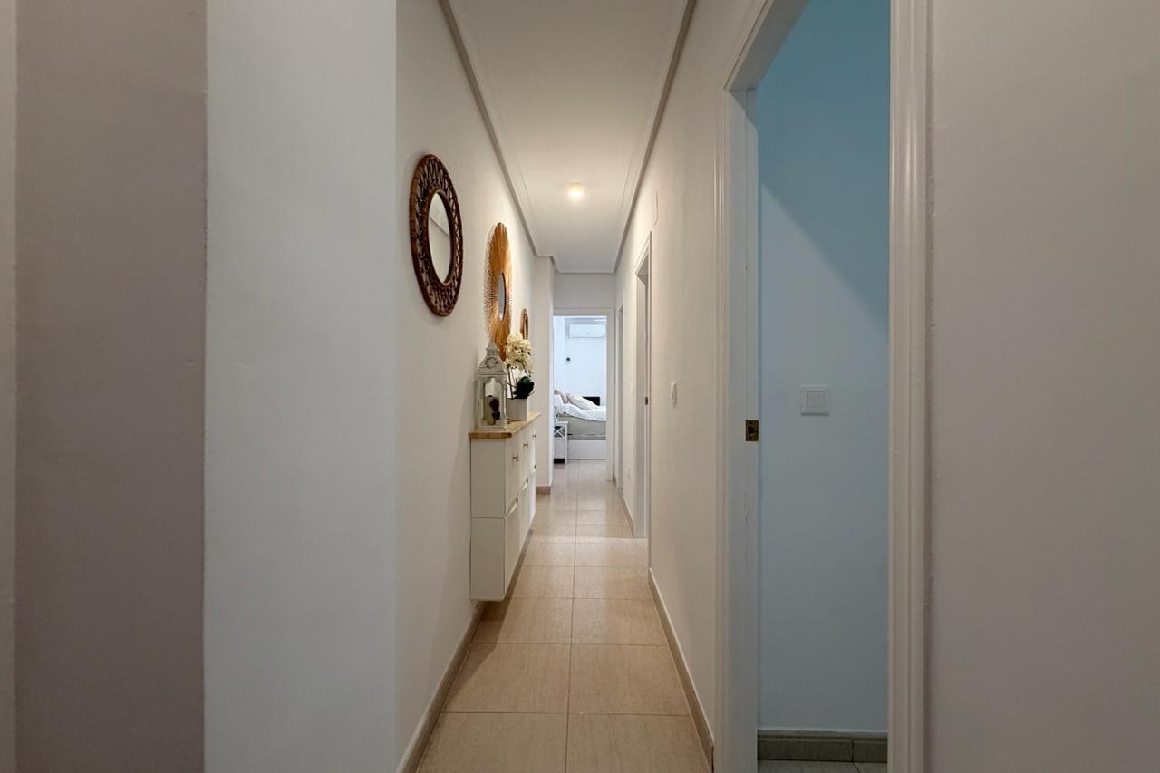 For sale - 3 Bedroom 2 Bathroom Apartment in Torrevieja - Centro  - Alicante