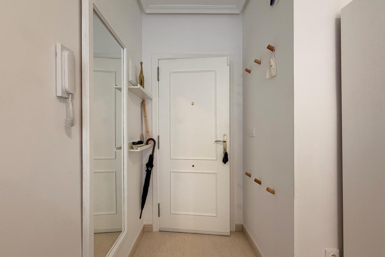 For sale - 3 Bedroom 2 Bathroom Apartment in Torrevieja - Centro  - Alicante