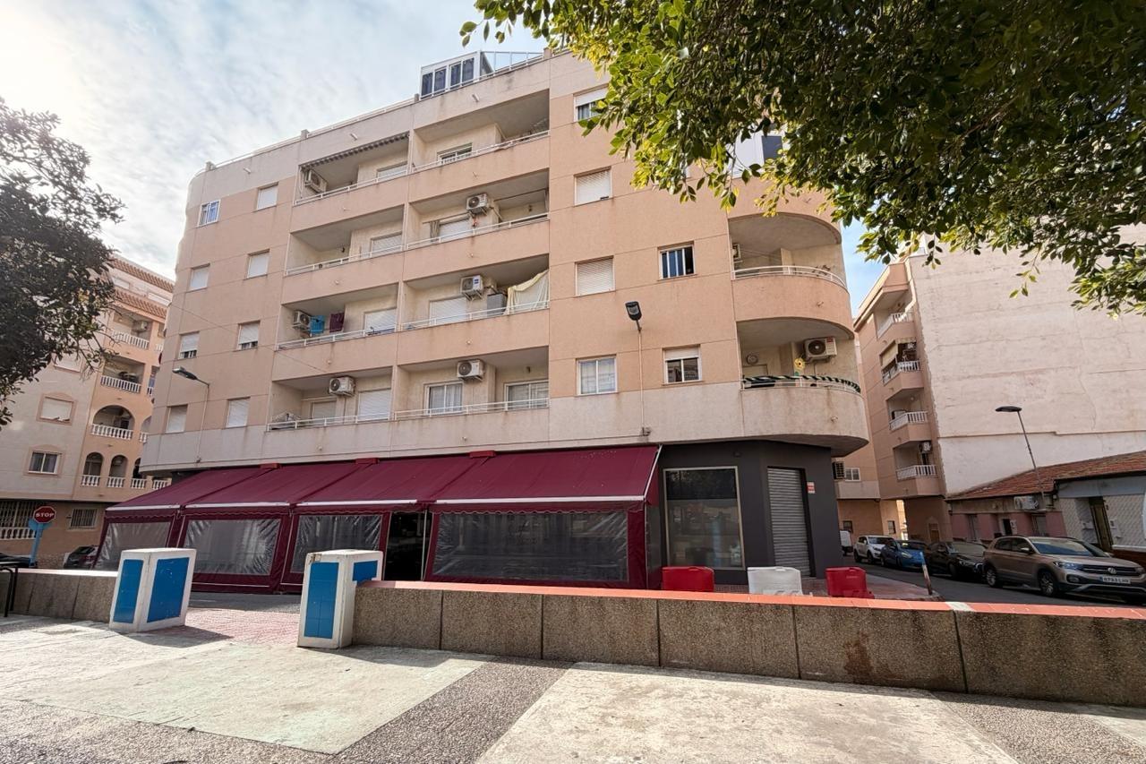 For sale - 3 Bedroom 2 Bathroom Apartment in Torrevieja - Centro  - Alicante