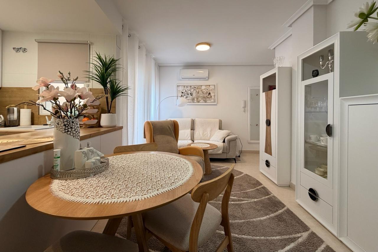 For sale - 3 Bedroom 2 Bathroom Apartment in Torrevieja - Centro  - Alicante