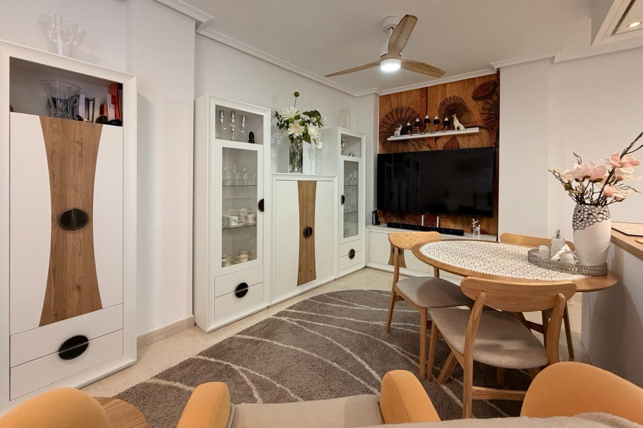 For sale - 3 Bedroom 2 Bathroom Apartment in Torrevieja - Centro  - Alicante