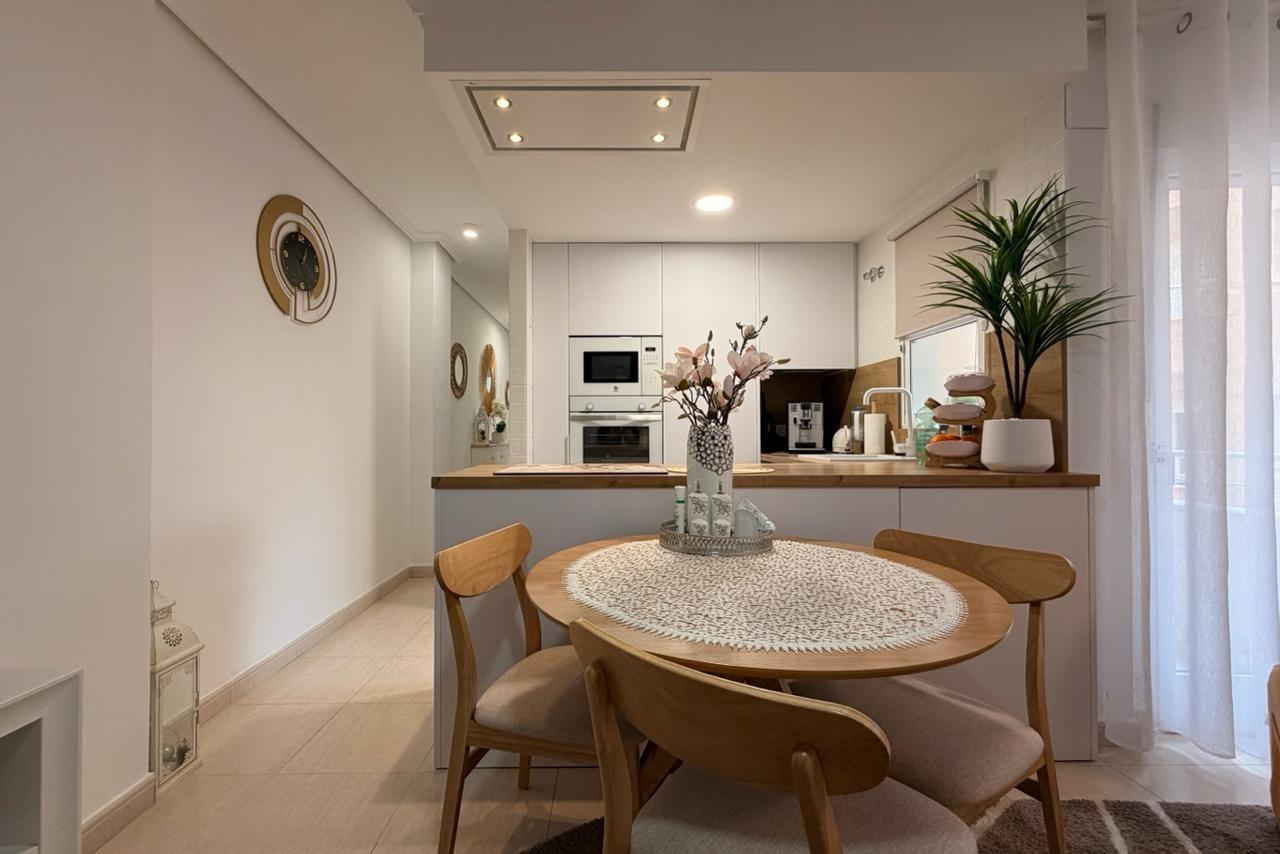For sale - 3 Bedroom 2 Bathroom Apartment in Torrevieja - Centro  - Alicante