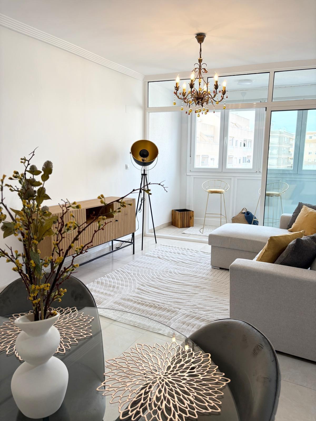 For sale - 3 Bedroom 1 Bathroom Apartment in Torrevieja - Torrevieja  - Alicante