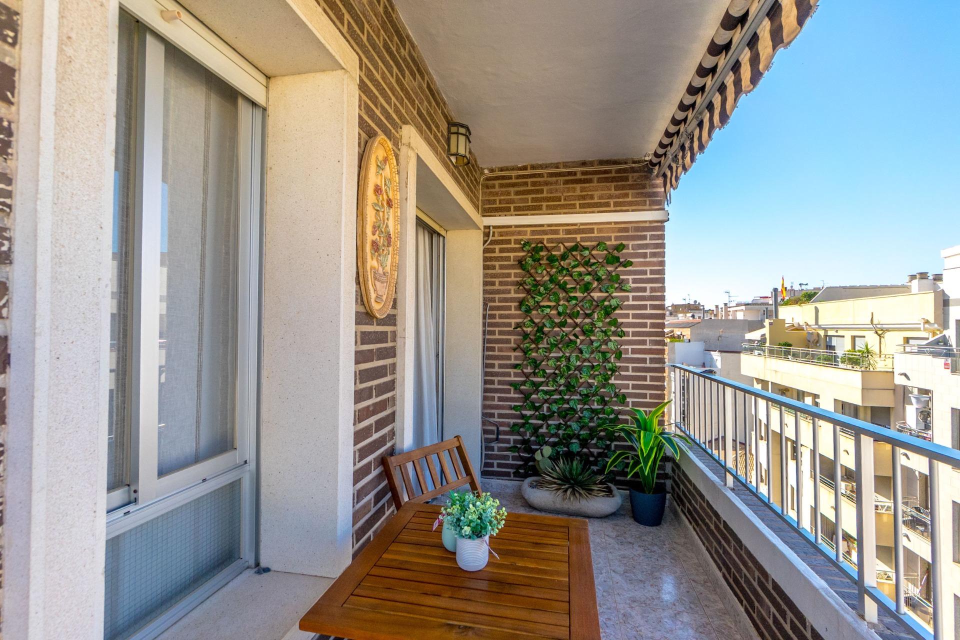 For sale - 3 Bedroom 2 Bathroom Apartment in Torrevieja - Torrevieja  - Alicante