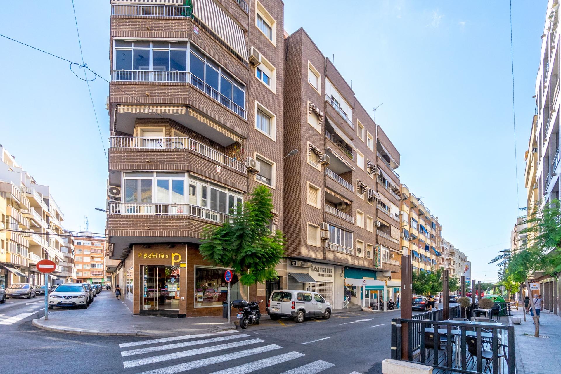 For sale - 3 Bedroom 2 Bathroom Apartment in Torrevieja - Torrevieja  - Alicante