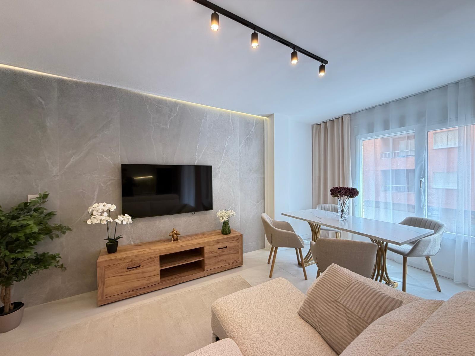 For sale - 4 Bedroom 2 Bathroom Apartment in Torrevieja - Playa Del Cura  - Alicante