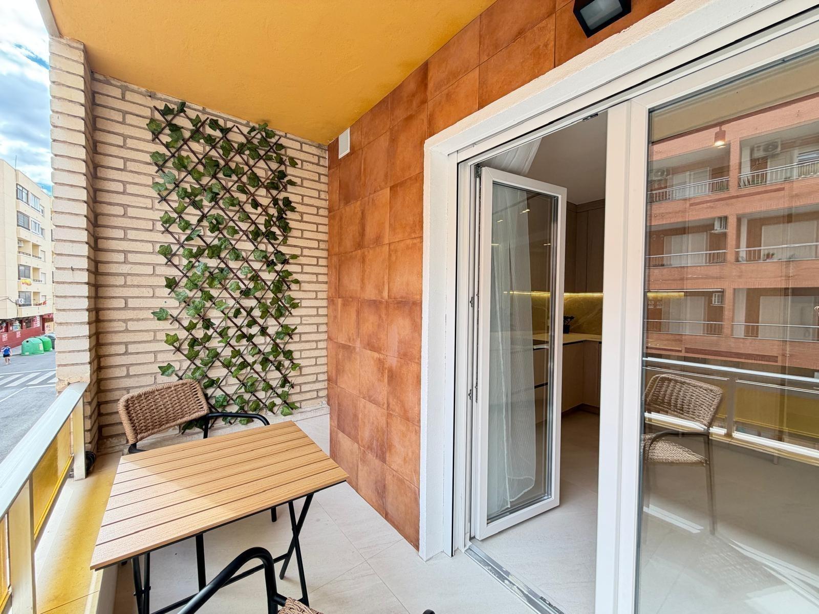 For sale - 4 Bedroom 2 Bathroom Apartment in Torrevieja - Playa Del Cura  - Alicante