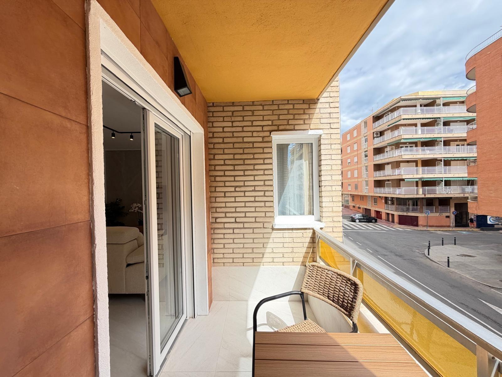 For sale - 4 Bedroom 2 Bathroom Apartment in Torrevieja - Playa Del Cura  - Alicante