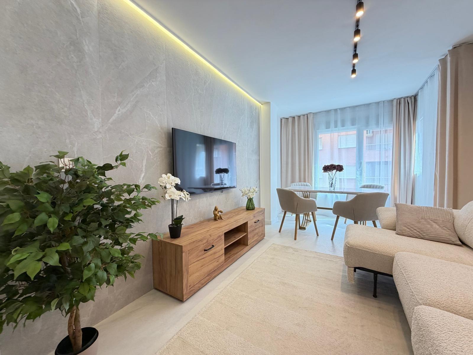 For sale - 4 Bedroom 2 Bathroom Apartment in Torrevieja - Playa Del Cura  - Alicante