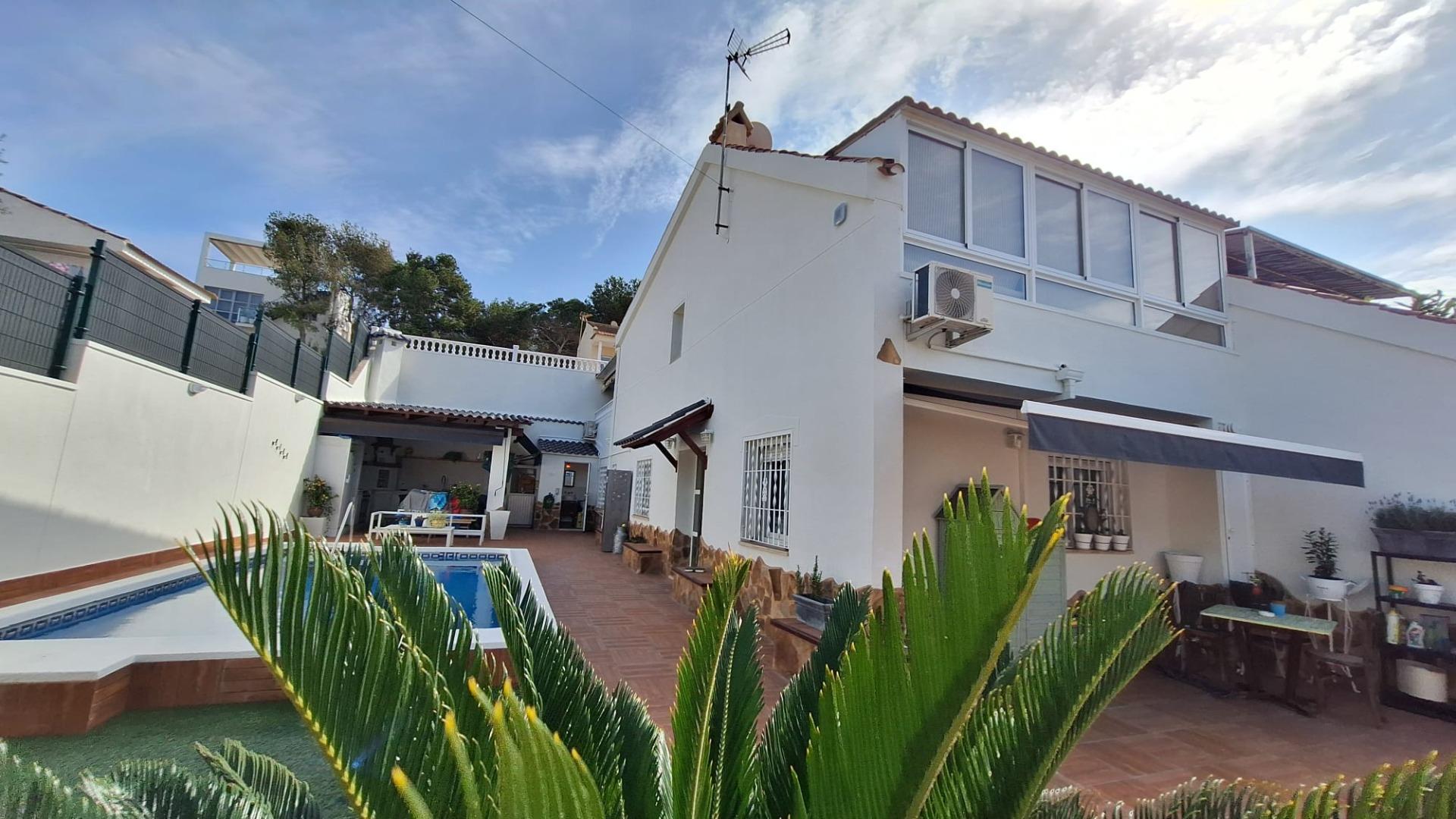 For sale - 4 Bedroom 3 Bathroom Villa in Torrevieja - Los Balcones - Los Altos Del Edén  - Alicante