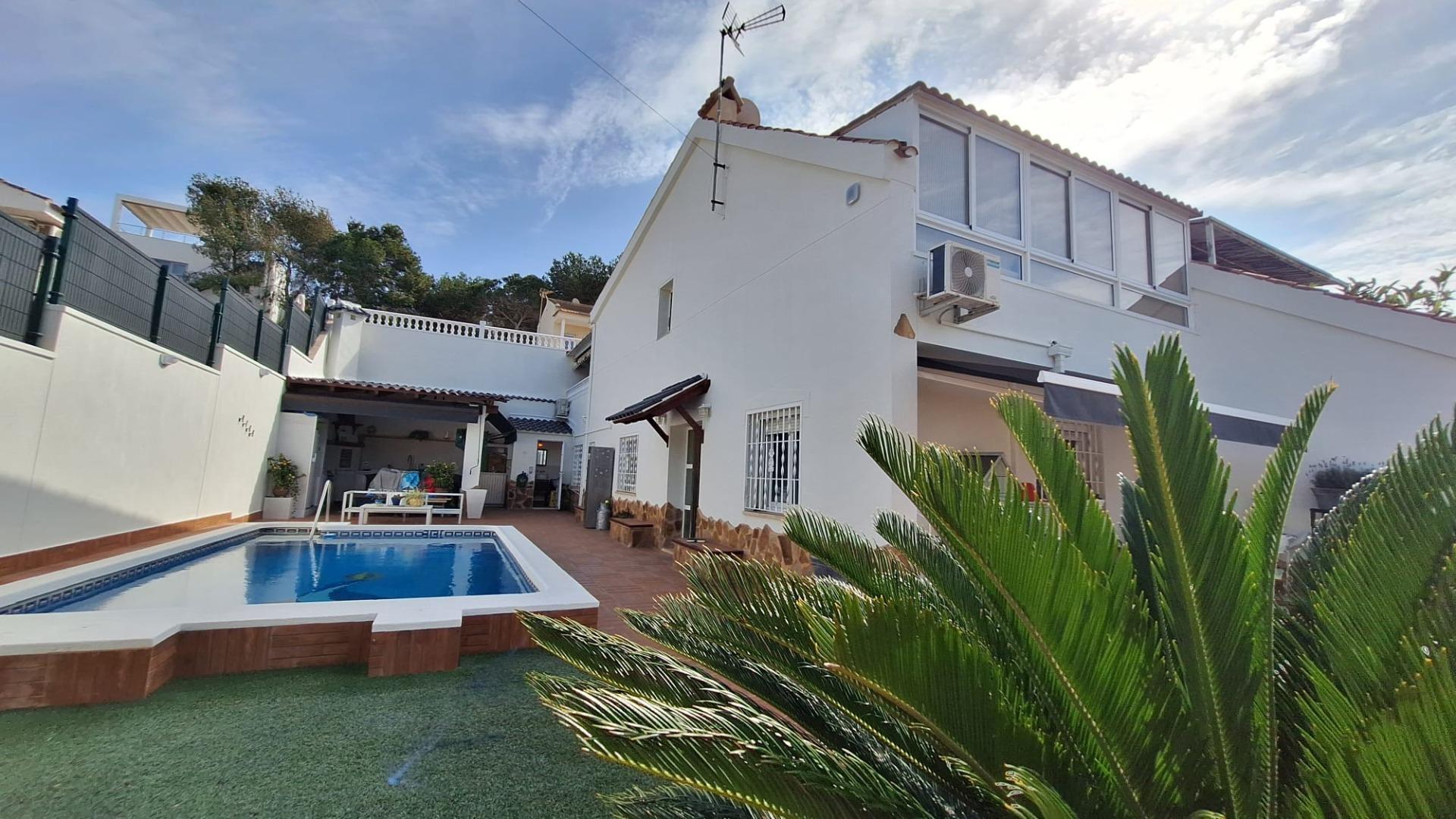 For sale - 4 Bedroom 3 Bathroom Villa in Torrevieja - Los Balcones - Los Altos Del Edén  - Alicante