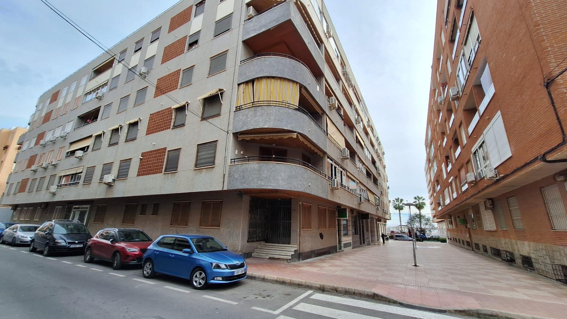 For sale - 3 Bedroom 2 Bathroom Apartment in Torrevieja - Acequion  - Alicante