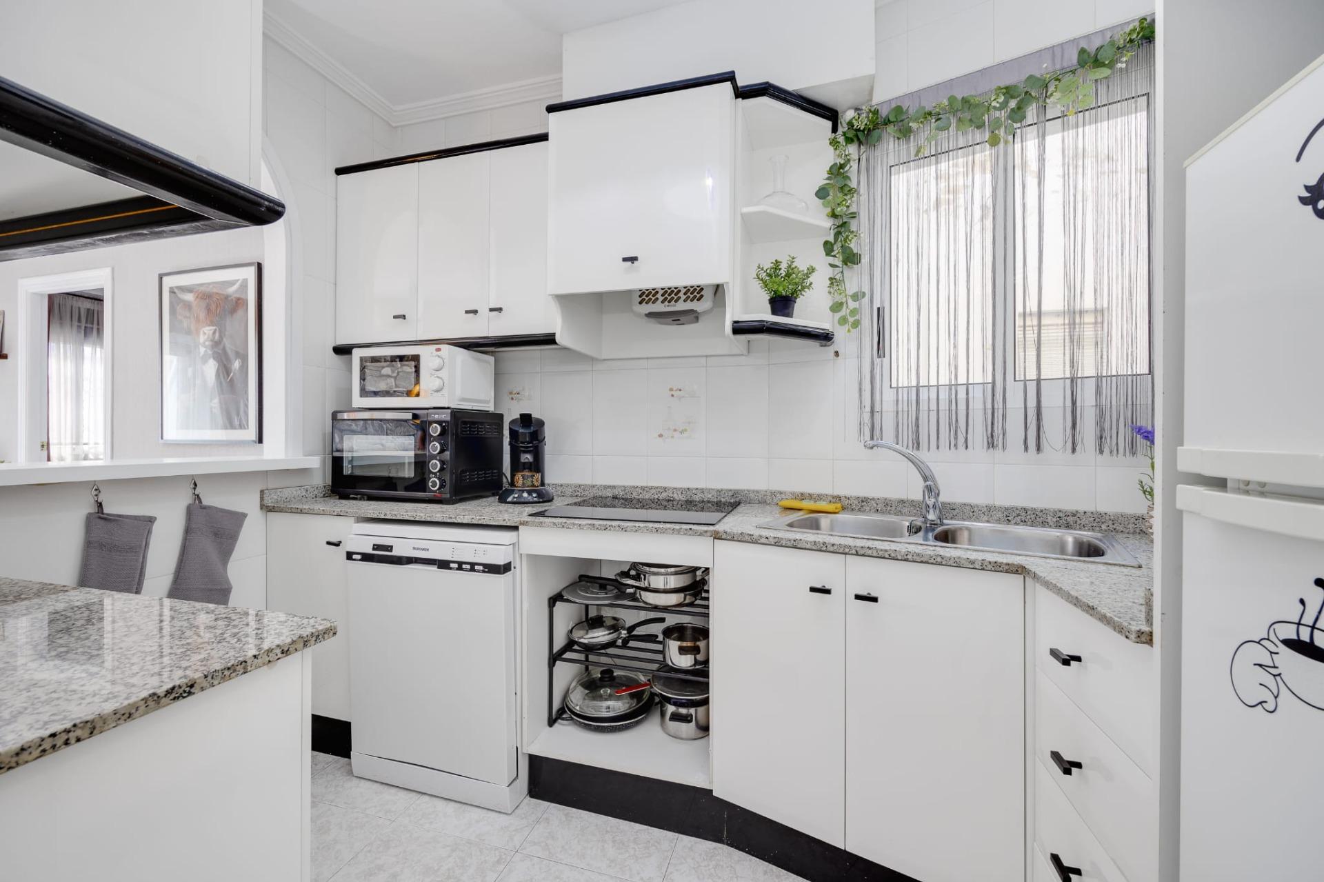 For sale - 2 Bedroom 1 Bathroom Apartment in Torrevieja - Estacion De Autobuses  - Alicante