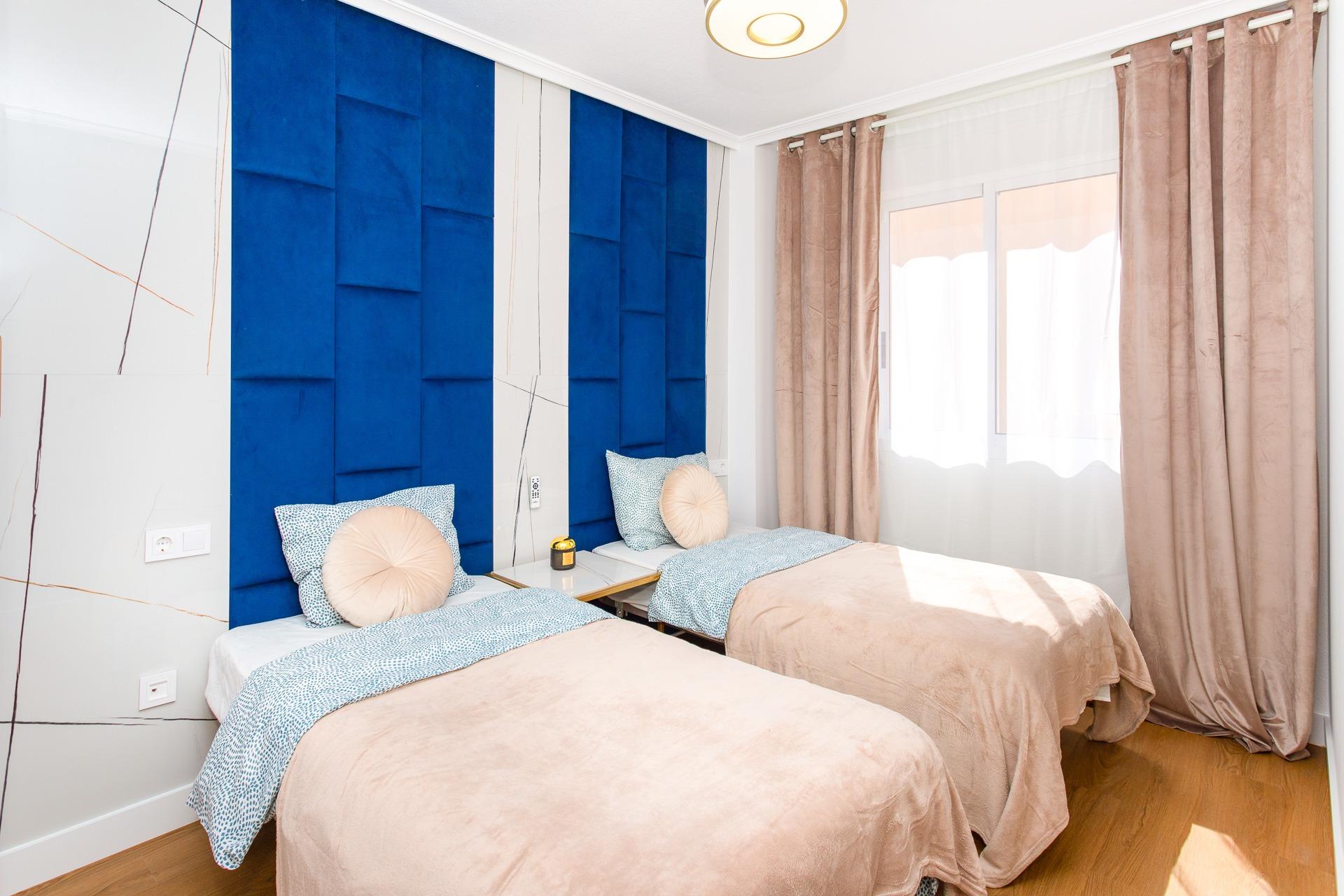 For sale - 2 Bedroom 1 Bathroom Apartment in Torrevieja - Centro  - Alicante