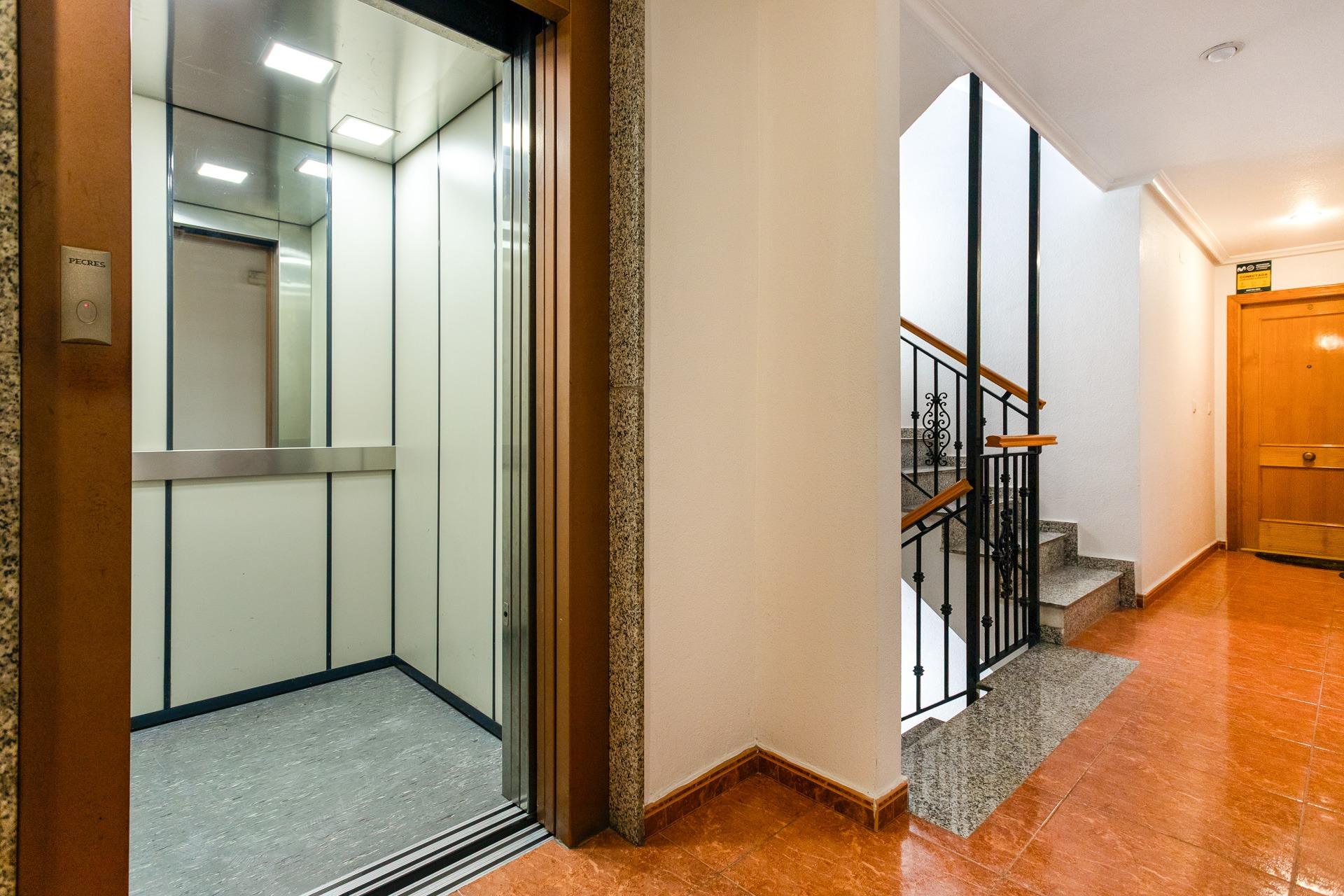 For sale - 2 Bedroom 1 Bathroom Apartment in Torrevieja - Centro  - Alicante