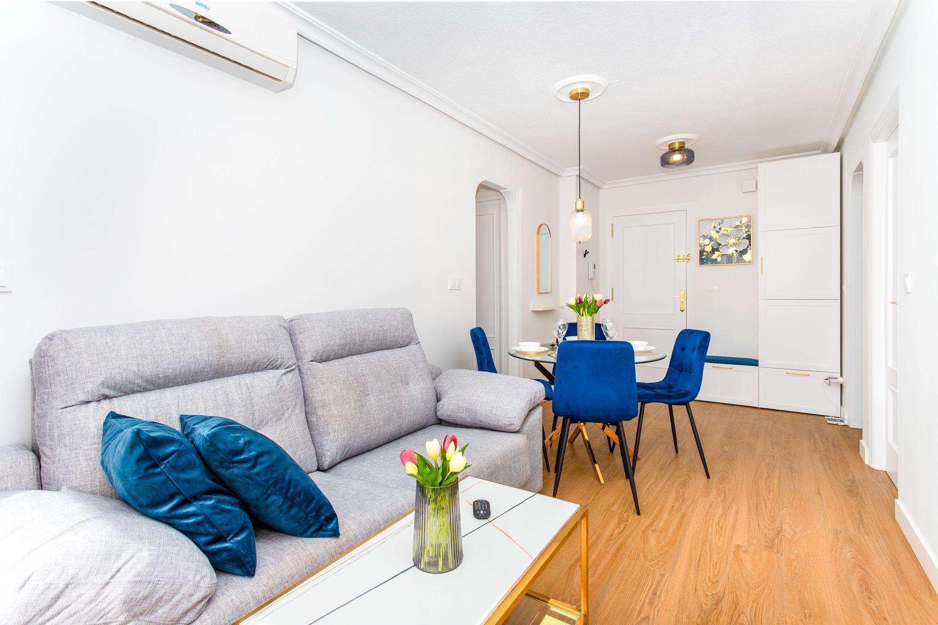 For sale - 2 Bedroom 1 Bathroom Apartment in Torrevieja - Centro  - Alicante