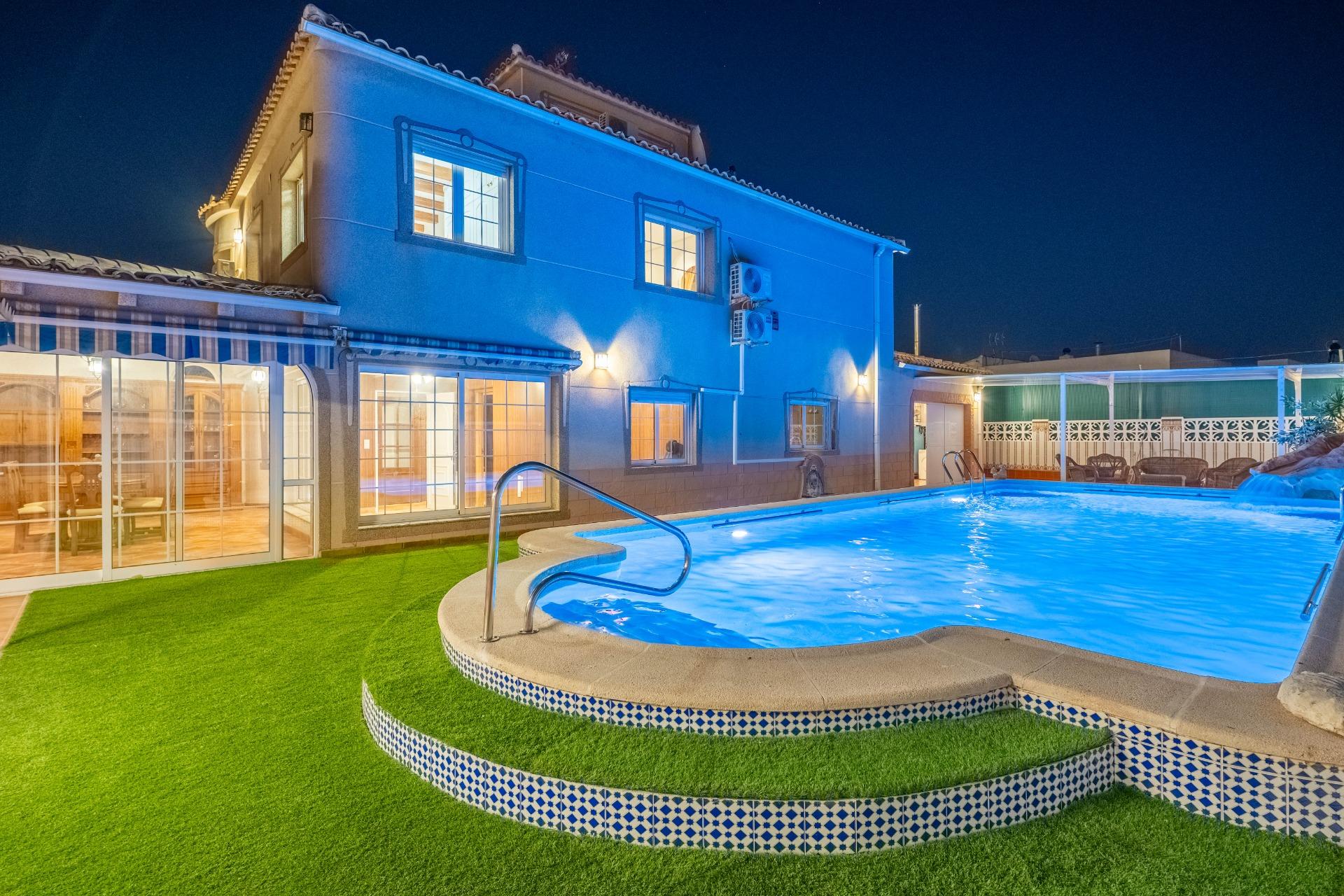 For sale - 6 Bedroom 3 Bathroom Villa in Torrevieja - El Chaparral  - Alicante