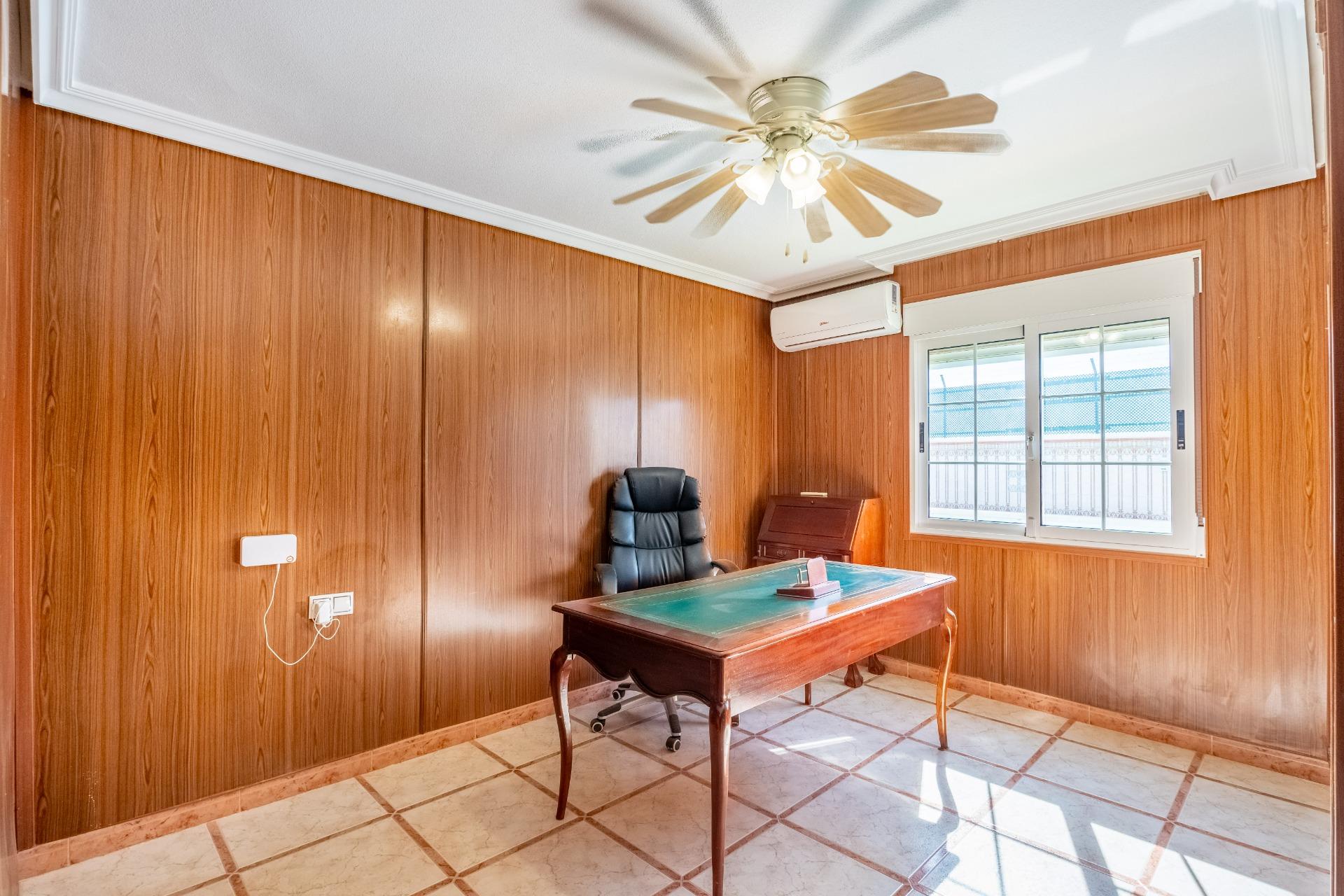 For sale - 6 Bedroom 3 Bathroom Villa in Torrevieja - El Chaparral  - Alicante