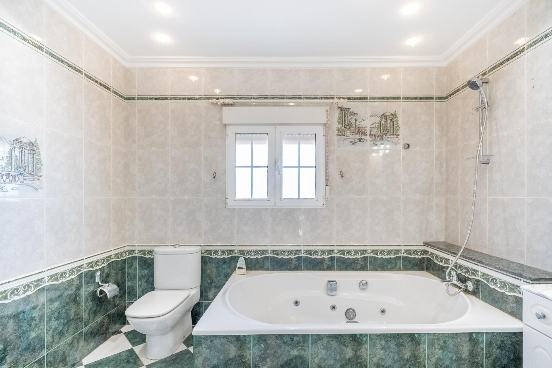 For sale - 6 Bedroom 3 Bathroom Villa in Torrevieja - El Chaparral  - Alicante