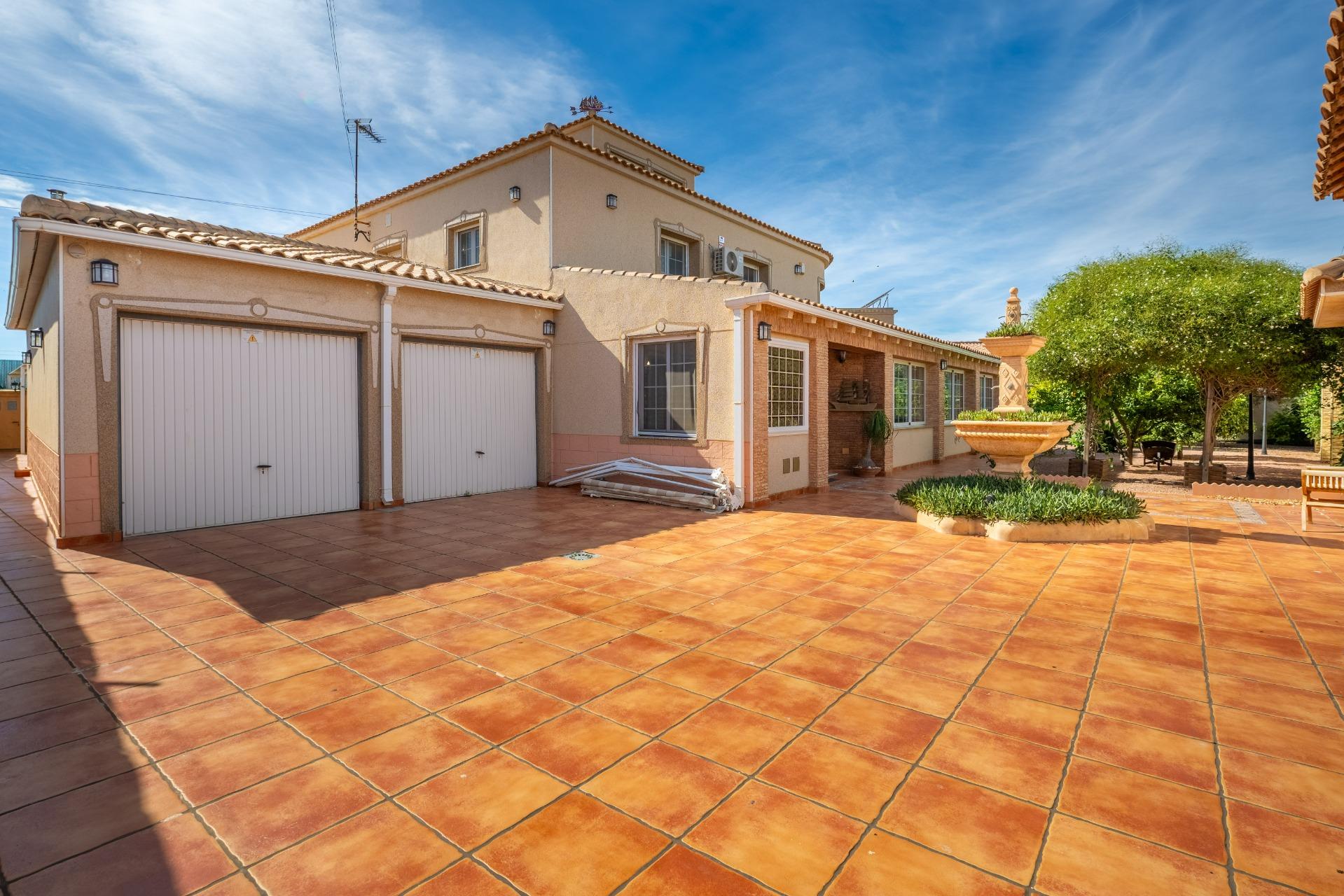 For sale - 6 Bedroom 3 Bathroom Villa in Torrevieja - El Chaparral  - Alicante