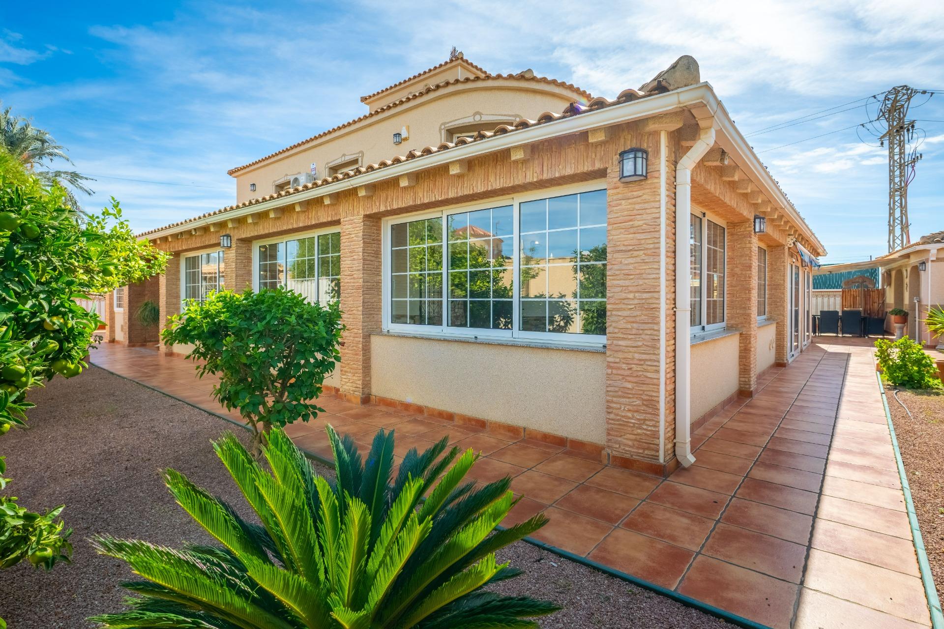 For sale - 6 Bedroom 3 Bathroom Villa in Torrevieja - El Chaparral  - Alicante