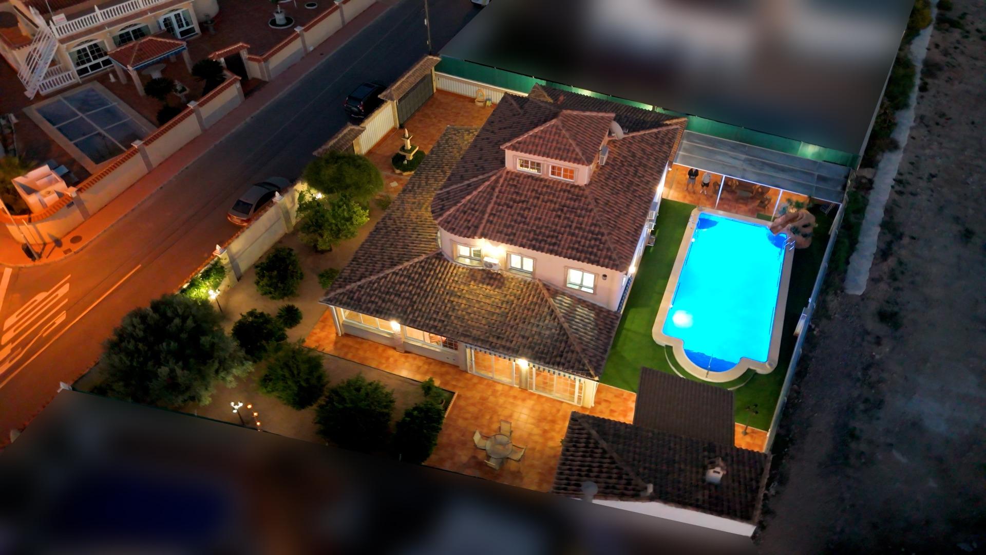 For sale - 6 Bedroom 3 Bathroom Villa in Torrevieja - El Chaparral  - Alicante