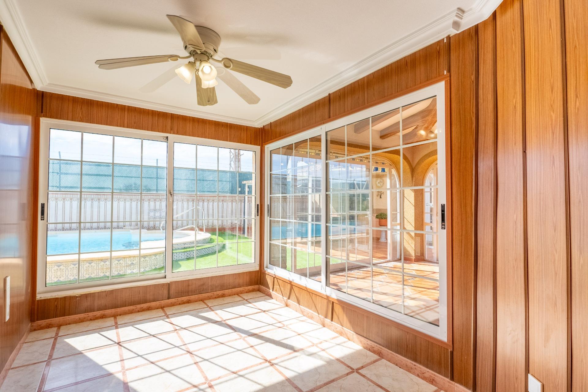 For sale - 6 Bedroom 3 Bathroom Villa in Torrevieja - El Chaparral  - Alicante