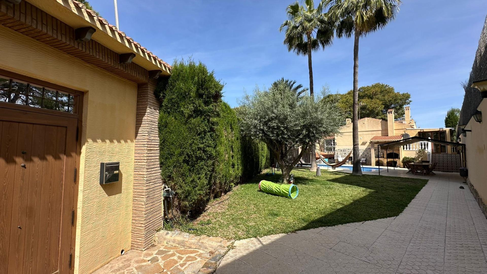 For sale - 4 Bedroom 2 Bathroom Villa in Torrevieja - Los Balcones - Los Altos Del Edén  - Alicante
