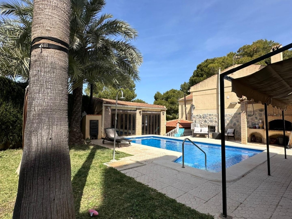 4 Bedroom 2 Bathroom Villa in Torrevieja