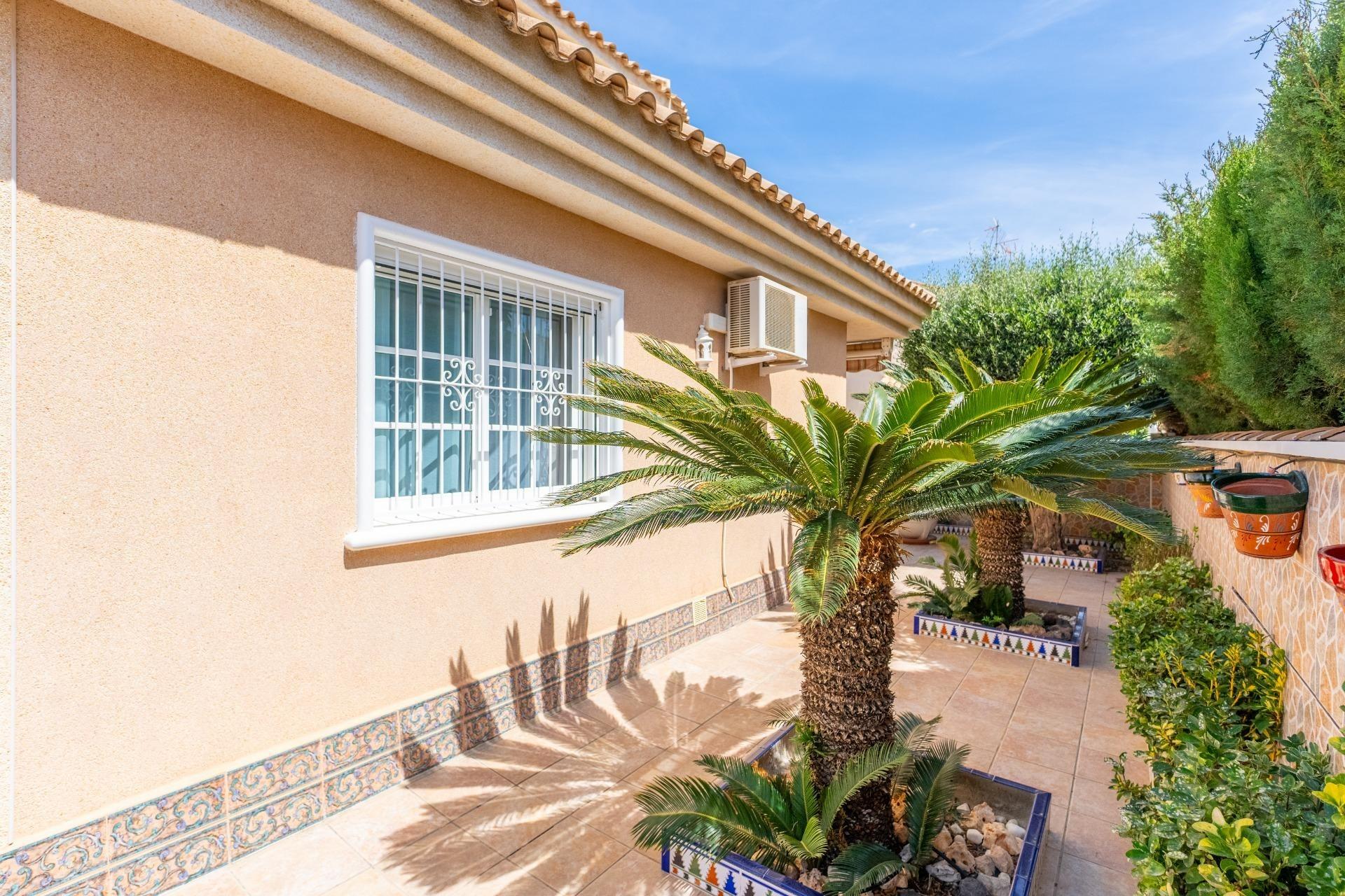 For sale - 3 Bedroom 2 Bathroom Villa in Torrevieja - Los Balcones - Los Altos Del Edén  - Alicante