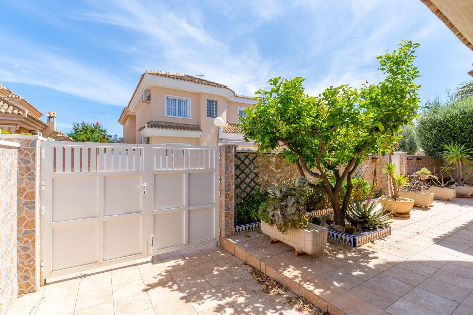 For sale - 3 Bedroom 2 Bathroom Villa in Torrevieja - Los Balcones - Los Altos Del Edén  - Alicante