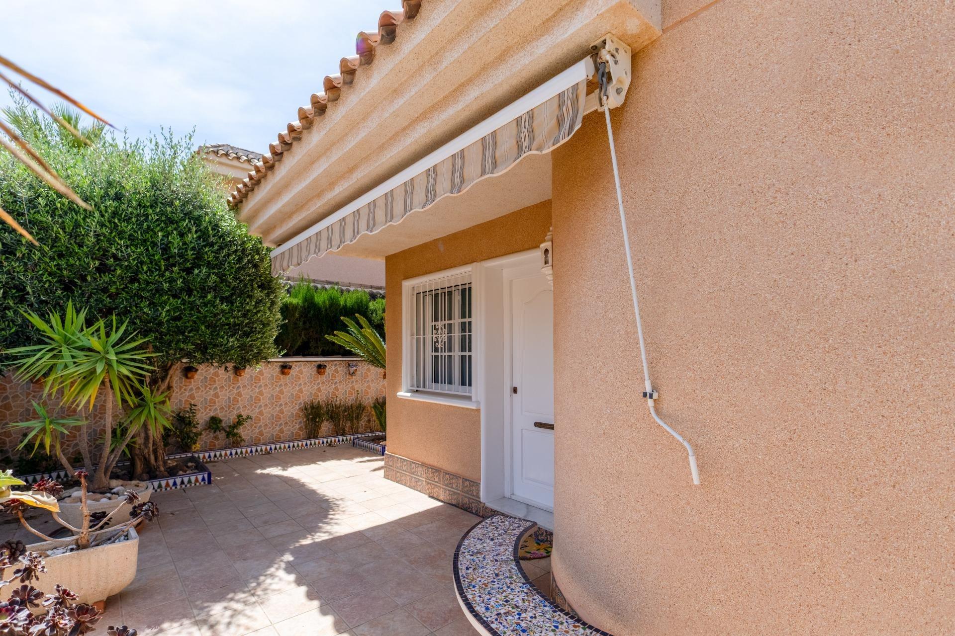 For sale - 3 Bedroom 2 Bathroom Villa in Torrevieja - Los Balcones - Los Altos Del Edén  - Alicante