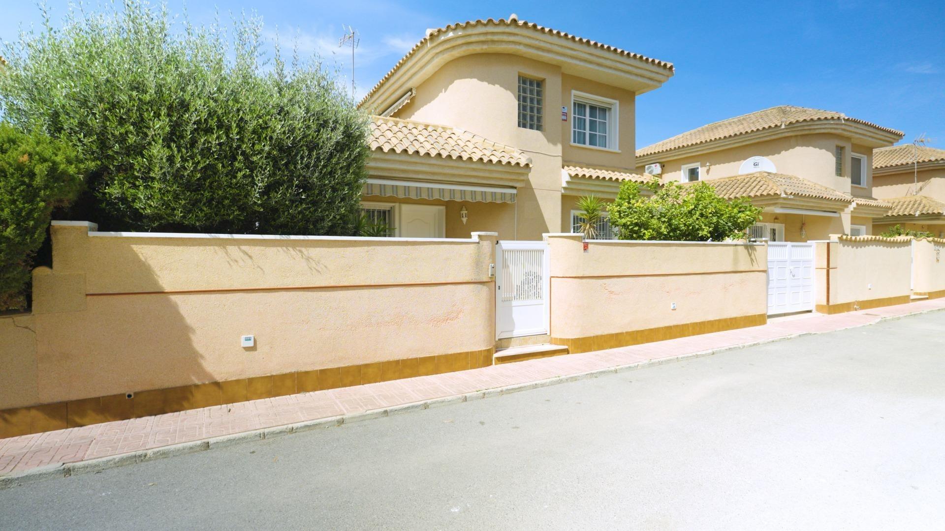 For sale - 3 Bedroom 2 Bathroom Villa in Torrevieja - Los Balcones - Los Altos Del Edén  - Alicante