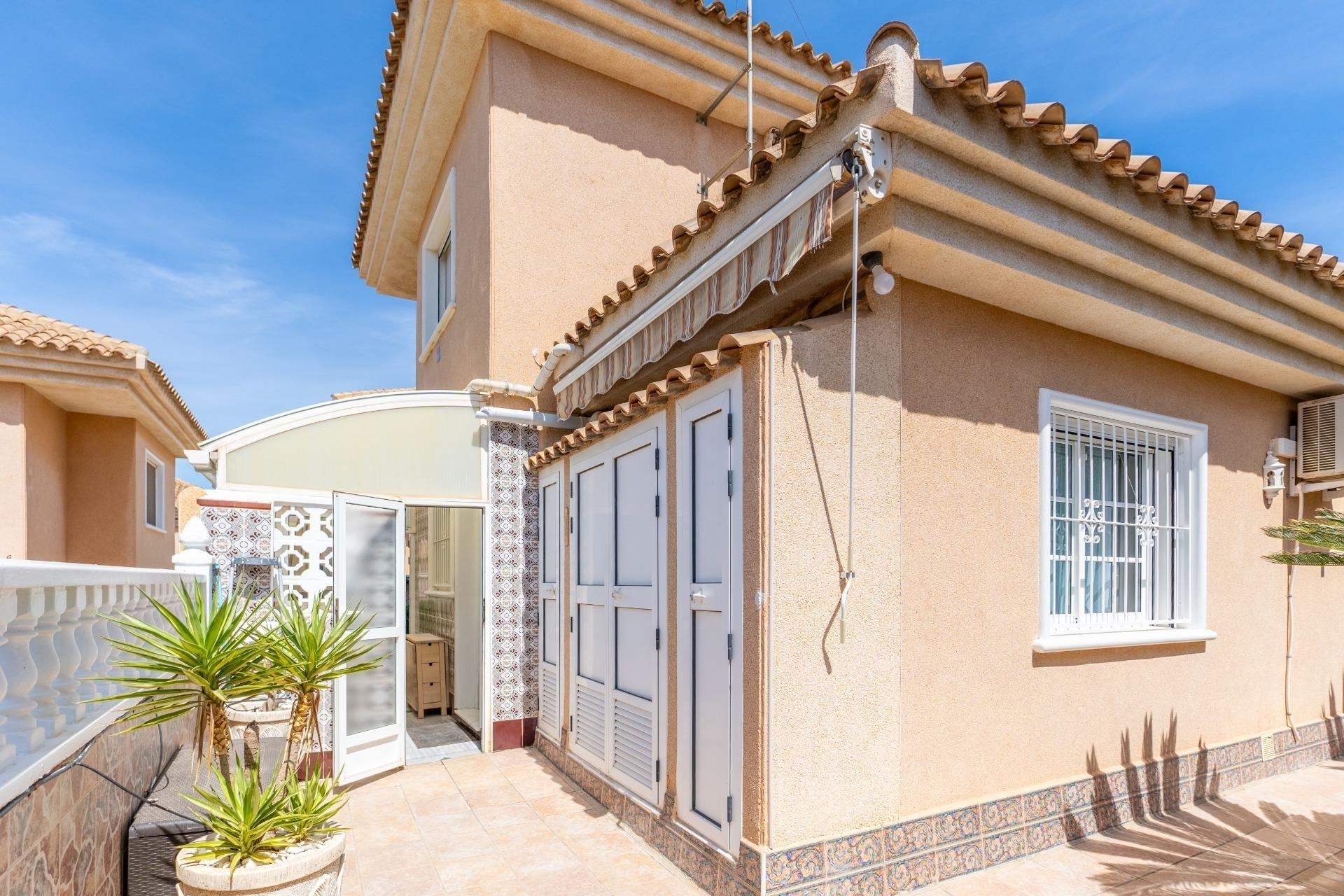 For sale - 3 Bedroom 2 Bathroom Villa in Torrevieja - Los Balcones - Los Altos Del Edén  - Alicante