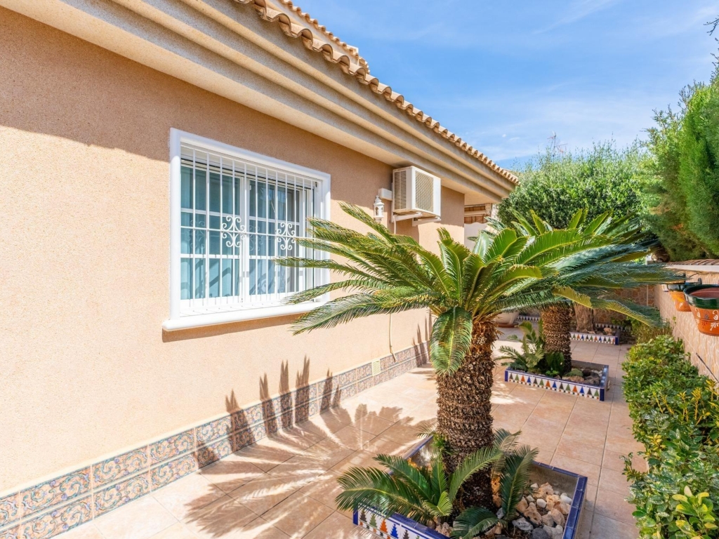 3 Bedroom 2 Bathroom Villa in Torrevieja