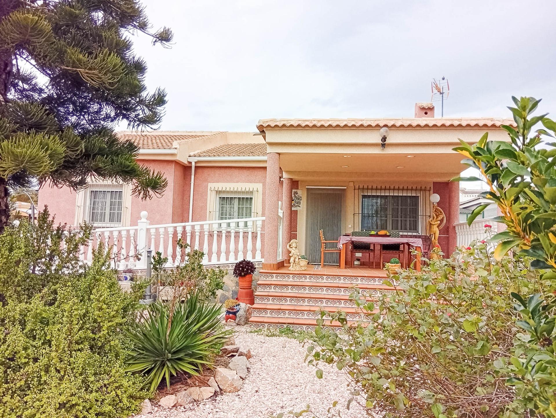 For sale - 4 Bedroom 2 Bathroom Villa in Torrevieja - La Siesta  - Alicante