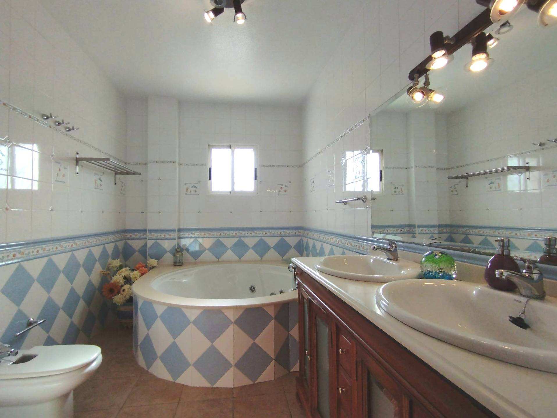 For sale - 6 Bedroom 5 Bathroom Villa in Torrevieja - La Siesta - El Salado - Torreta  - Alicante