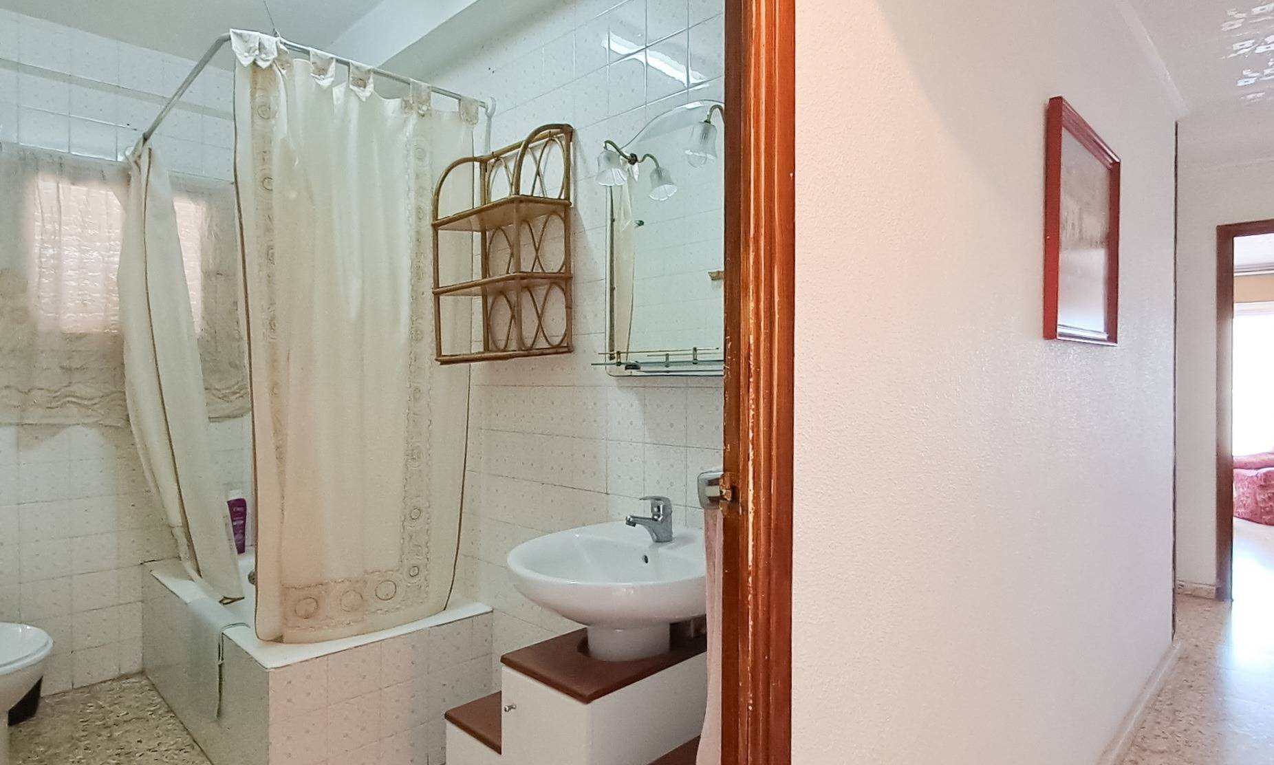 For sale - 3 Bedroom 2 Bathroom Penthouse in Torrevieja - Playa De Los Naufragos  - Alicante